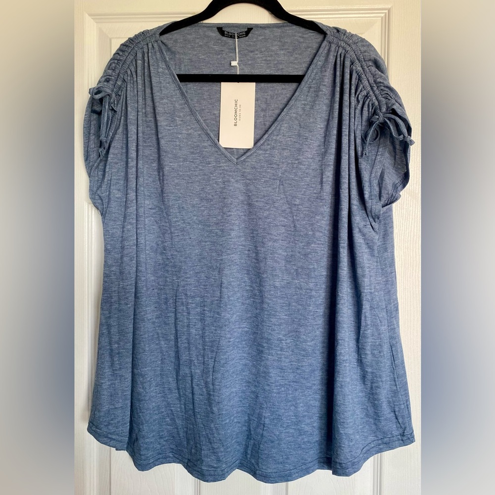 BloomChic Women's Heather Blue V-Neck Top NWT size:14-16
